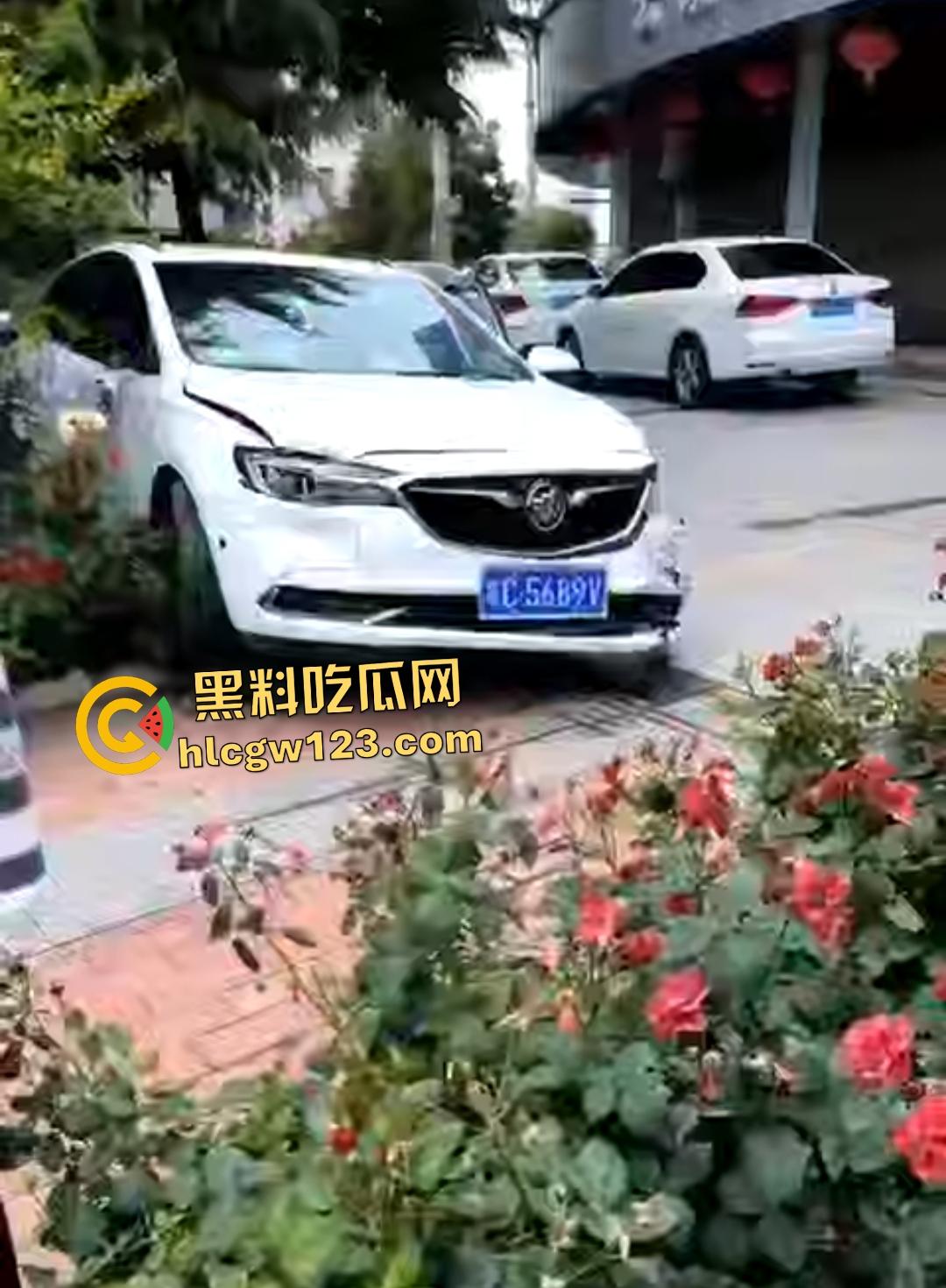 宝鸡社区书记【张春凤】54岁飙车狂追女子，侠盗飞车撞人场面吓傻路人！-7