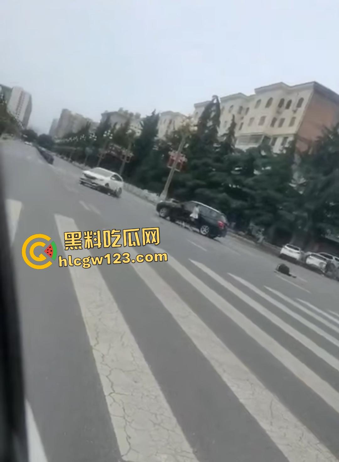 宝鸡社区书记【张春凤】54岁飙车狂追女子，侠盗飞车撞人场面吓傻路人！-8