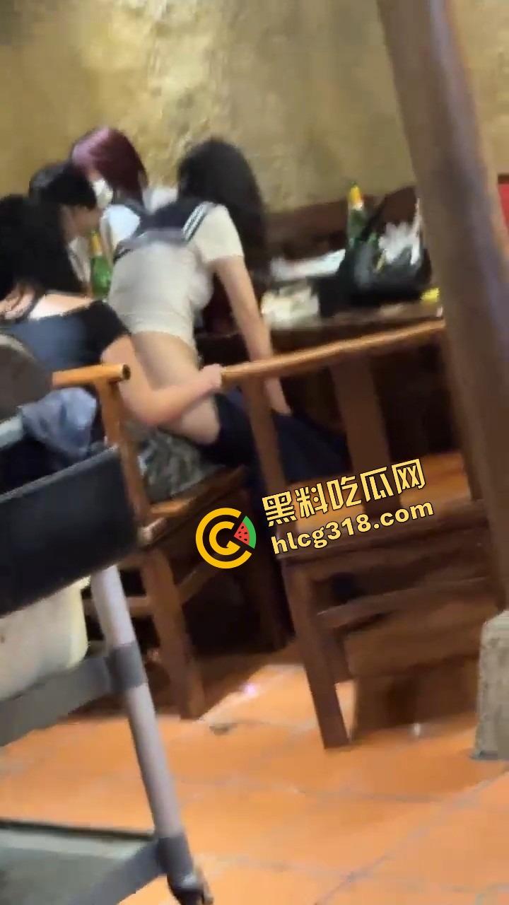 广州天河JK妹子喝断片开始通灵完成任务,真空掀裙坐闺蜜腿上磨逼,屁股一扭直接把旁边哥们干自闭了!-6