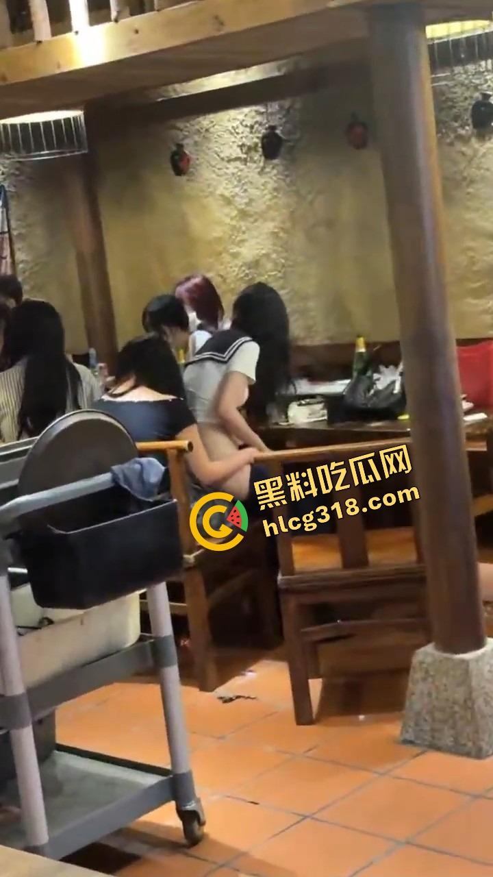 广州天河JK妹子喝断片开始通灵完成任务,真空掀裙坐闺蜜腿上磨逼,屁股一扭直接把旁边哥们干自闭了!-7