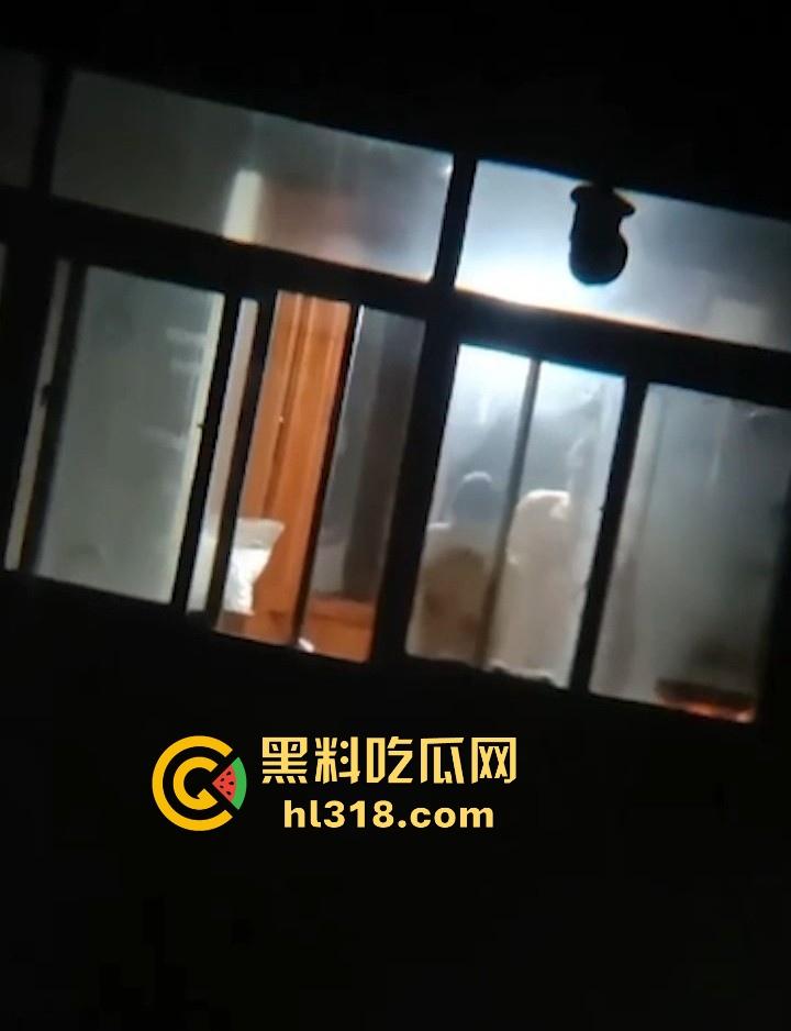深夜人妻性爱缠绵后全裸做饭,全身赤裸全程低头忙活,被好邻居全程偷拍,巨乳大奶格外引人注目!-5