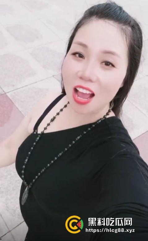 抖音少妇【莲儿】红高跟黑丝自慰视频卖38,做爱片68块随便看,卷成这样400块怕是能操这熟妇的烂逼!-3