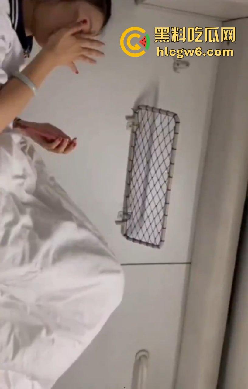 火车卧铺偶遇骚嫩小护士『李丹雅』三句话撩到手,软卧车厢直接无套爆操,干到高潮还约好下车酒店续战!-6