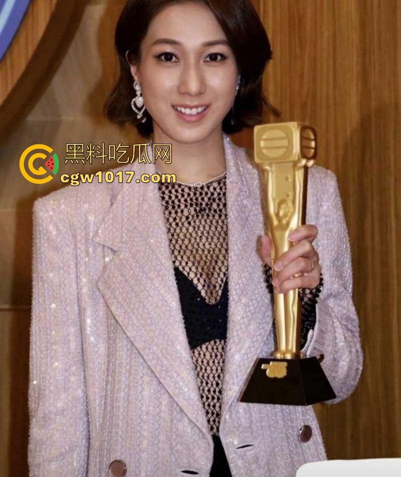 香港TVB女演员好彩妹【钟嘉欣】曝光老公【Jeremy】婚内出轨视频，童年女神为夫淡出竟遭背叛令人惋惜！-12