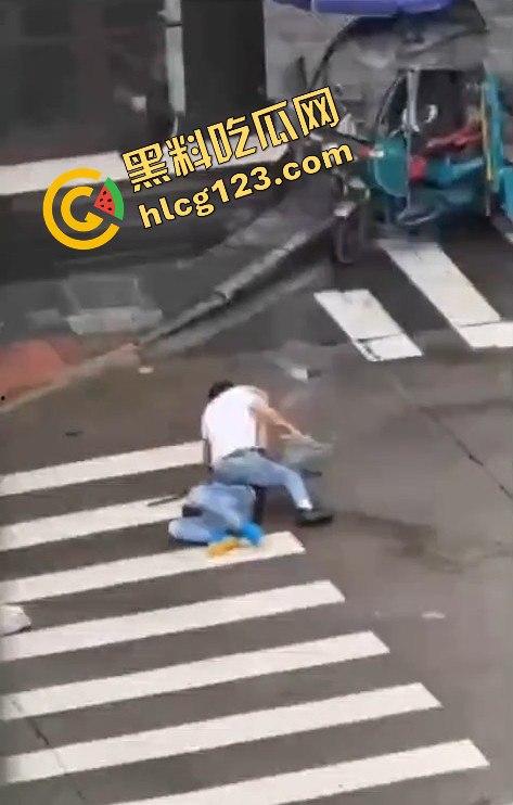 斑马线上的魔幻对决,一男子开山刀上阵,结果却牵手离场?-6