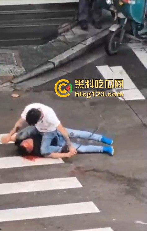 斑马线上的魔幻对决,一男子开山刀上阵,结果却牵手离场?-11