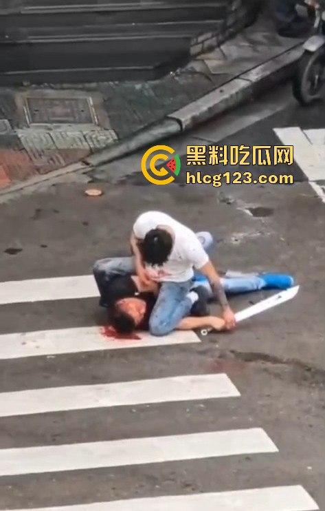 斑马线上的魔幻对决,一男子开山刀上阵,结果却牵手离场?-12
