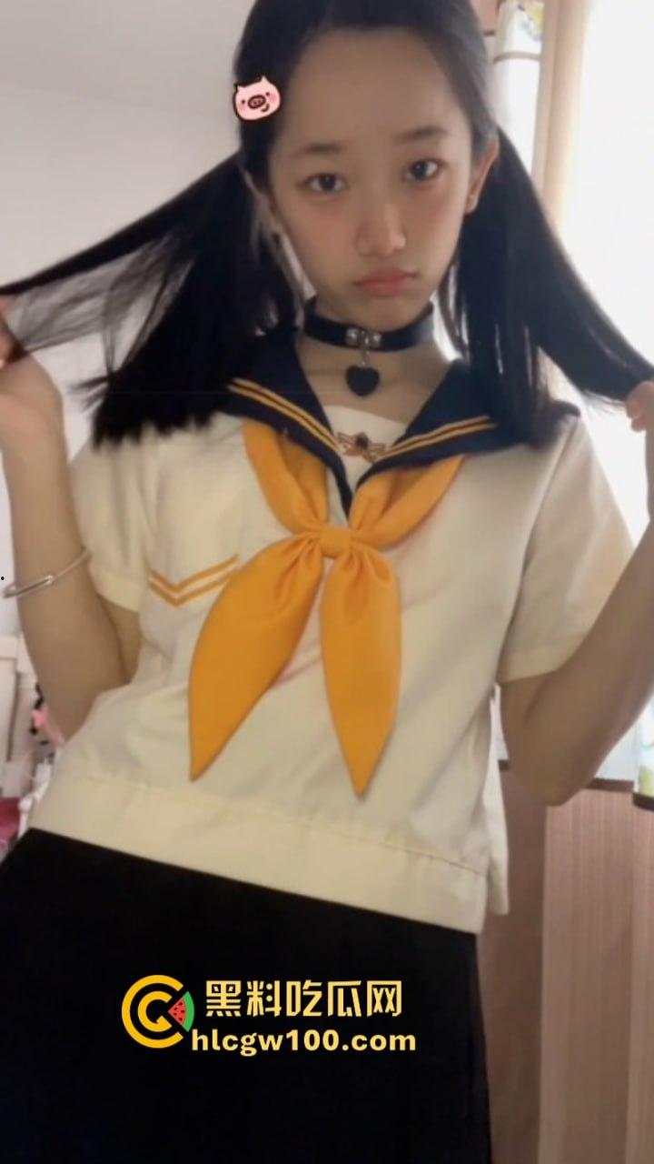 推特高颜值清纯小妹【胡椒籽】小小年纪不学好 学人家拍大尺度福利视频 真是欠肏!-1