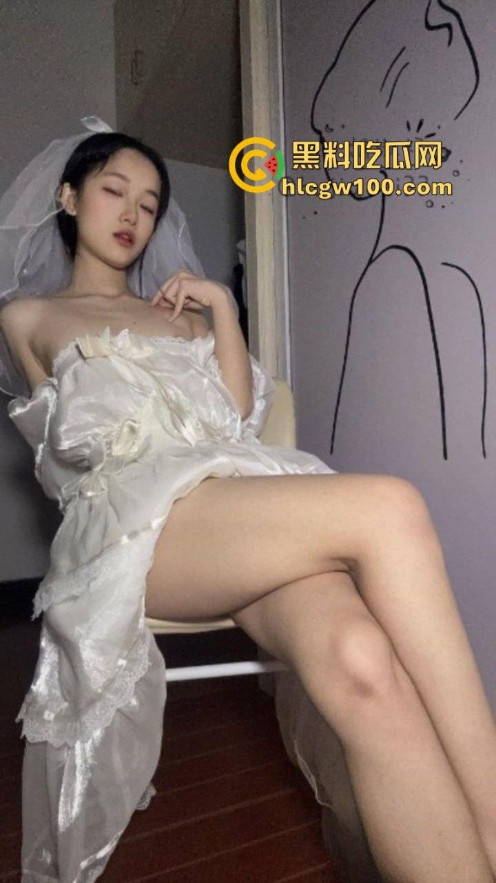 推特高颜值清纯小妹【胡椒籽】小小年纪不学好 学人家拍大尺度福利视频 真是欠肏!-11