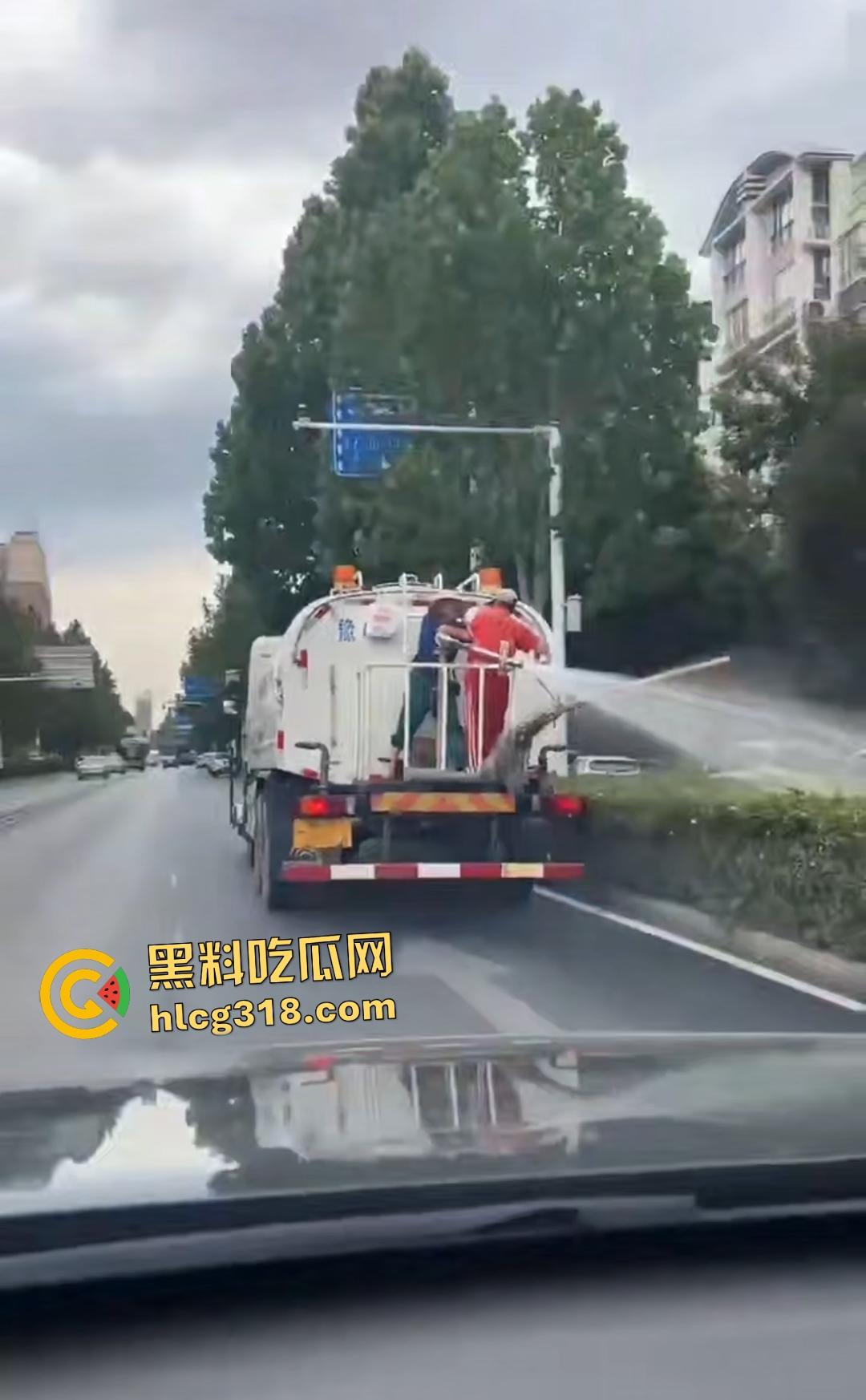 洒水车大哥大战环卫工人!水枪狂喷工人怒骂开打,农夫山泉大哥骑电动车围观喊“别浪费水”!-8