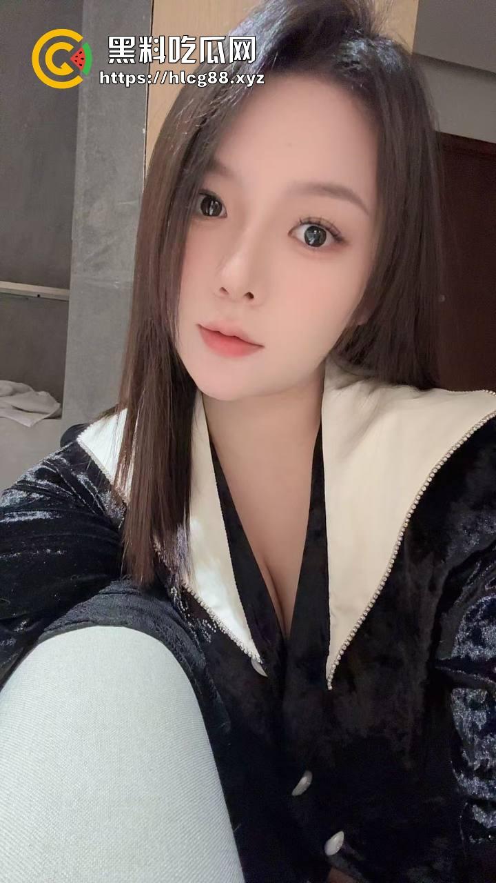 群里哥们女友给金主包养，洗逼里精液还报备，男主舔着等女友日完约会，真他妈绿帽王！-16