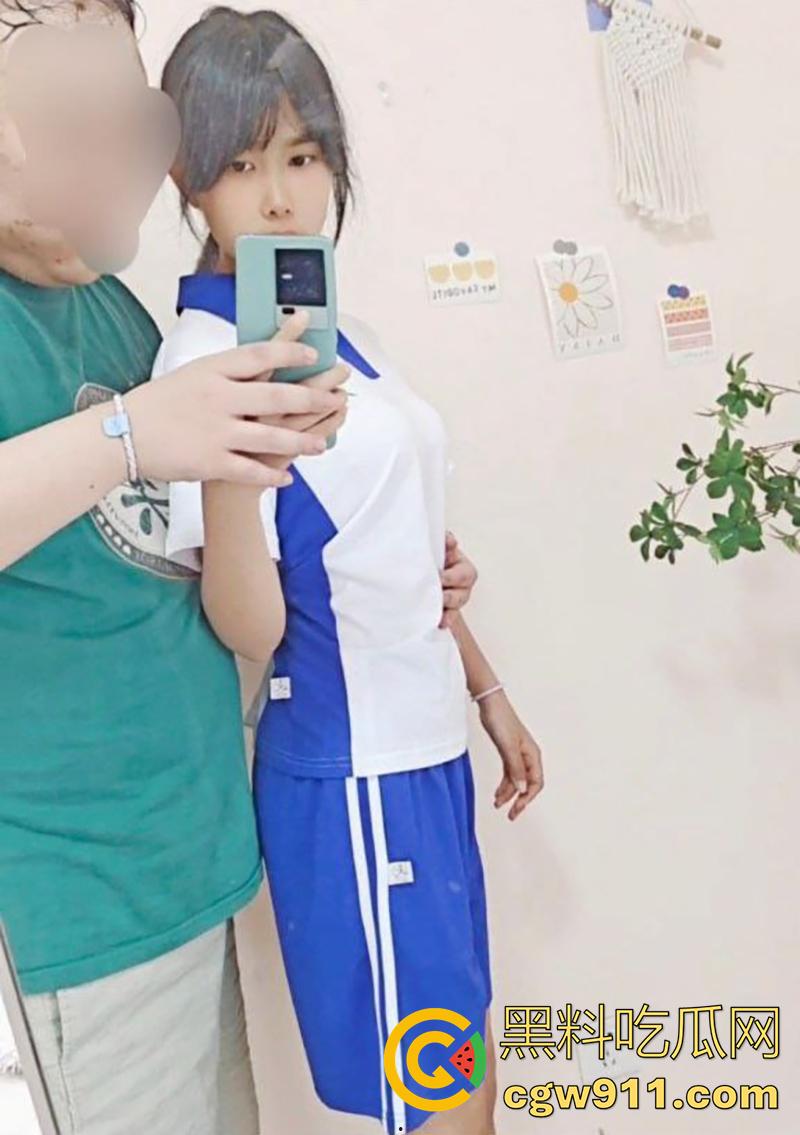 穿校服的高中乖乖女，网恋矮肥搓已婚大叔，奔现被大叔调教成母狗，制服舔脚毒龙喝尿，被大叔发出来炫耀曝光！-1