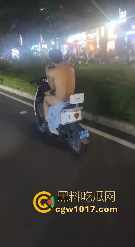 这难道又是主人的新任务吗?男子全身赤裸淡定开电瓶,横穿闹市区丝毫不慌,不是哥真这么猛啊!-3