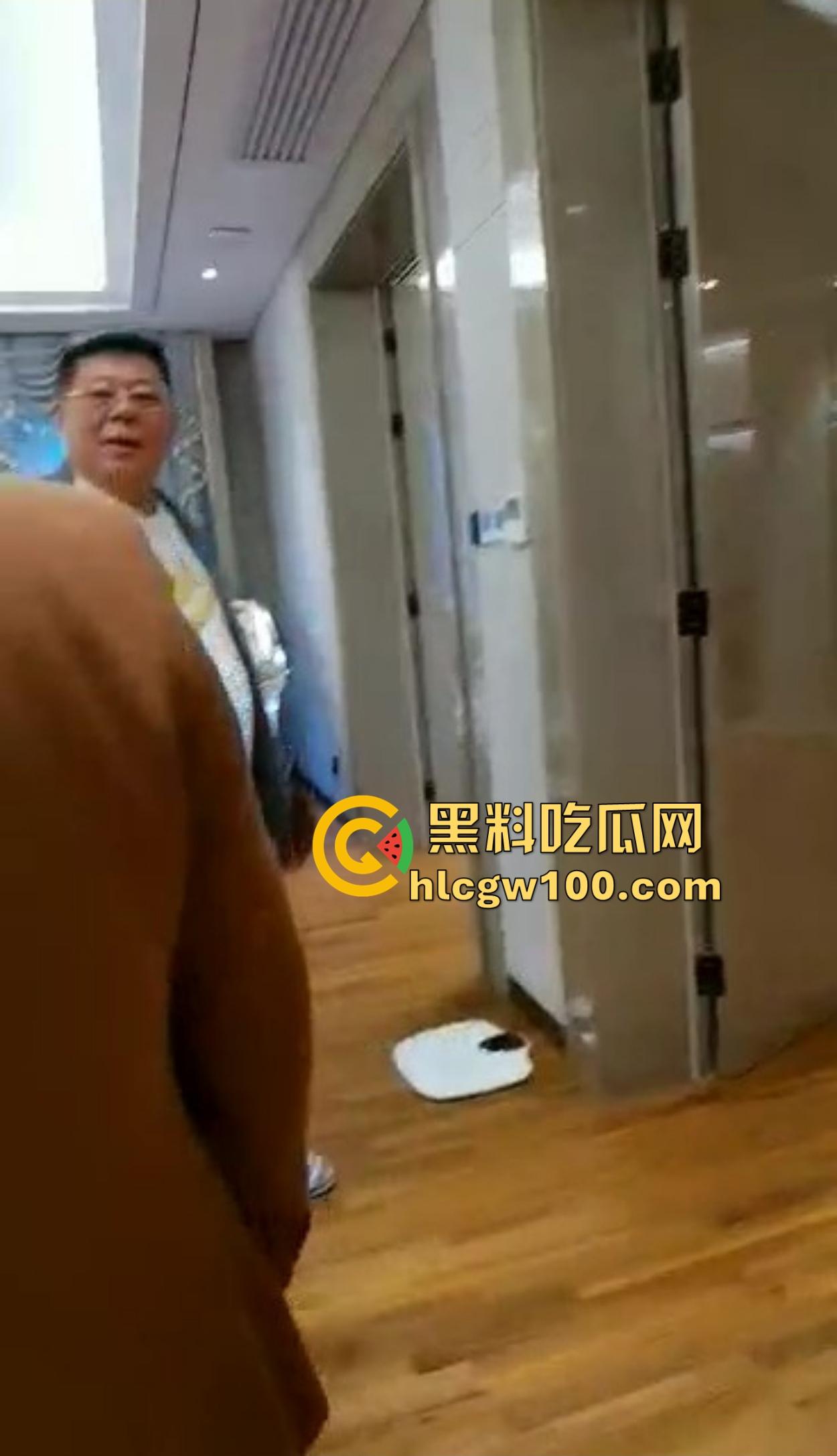 海南政协常委『张泰超』五妻生活奢华曝光，26岁小老婆豪宅震撼人心 一面墙的茅台20万马桶 大老婆还能怎么壕？-19