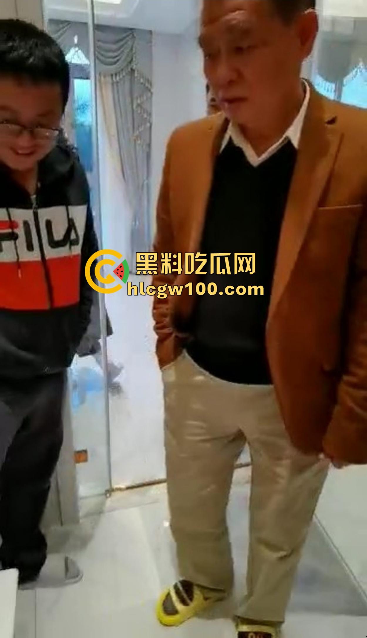 海南政协常委『张泰超』五妻生活奢华曝光，26岁小老婆豪宅震撼人心 一面墙的茅台20万马桶 大老婆还能怎么壕？-26