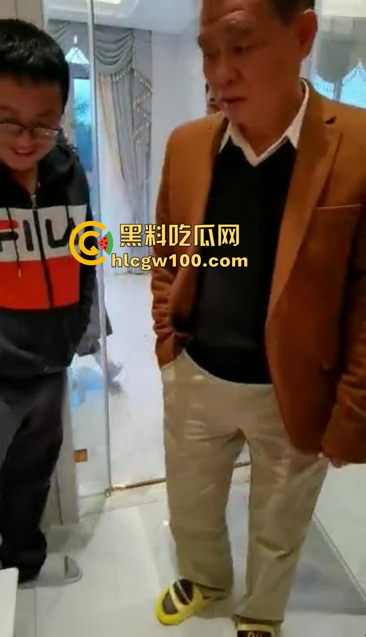 海南政协常委『张泰超』五妻生活奢华曝光，26岁小老婆豪宅震撼人心 一面墙的茅台20万马桶 大老婆还能怎么壕？-27