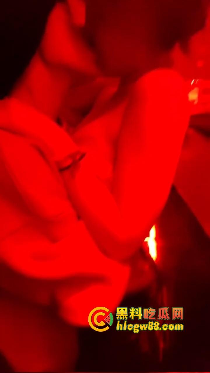 再见了朋友，今晚我就要起航！夜店丰乳肥臀小骚逼，直接摸逼闻味，确认确认无异味即刻战斗状态！-4