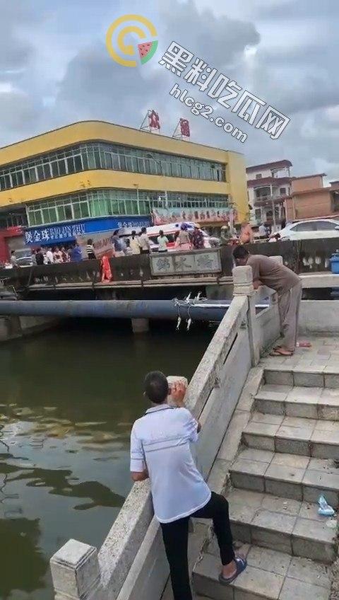 男子跳水原因成谜,岸上吃瓜群众围观看戏:事件背后隐藏着什么秘密?-2