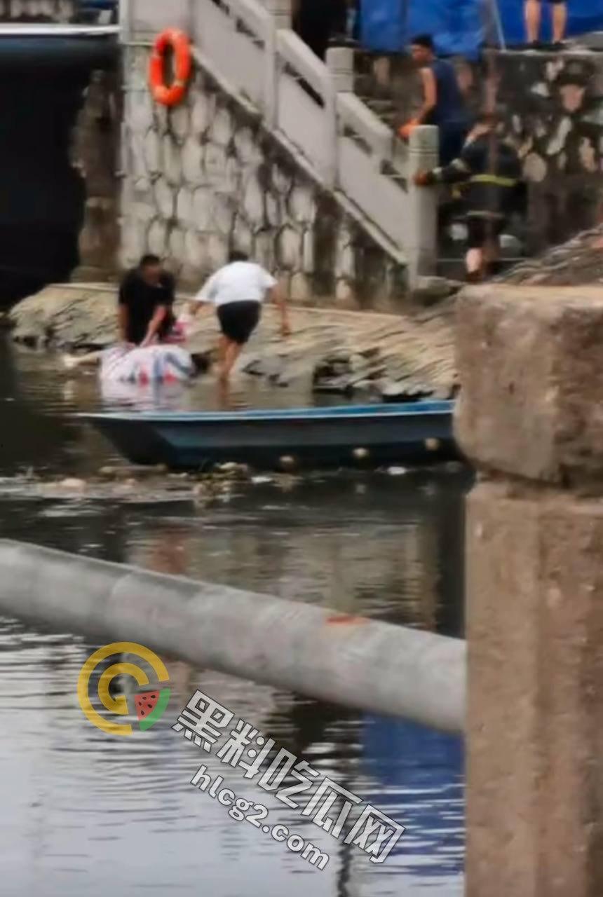 男子跳水原因成谜,岸上吃瓜群众围观看戏:事件背后隐藏着什么秘密?-4