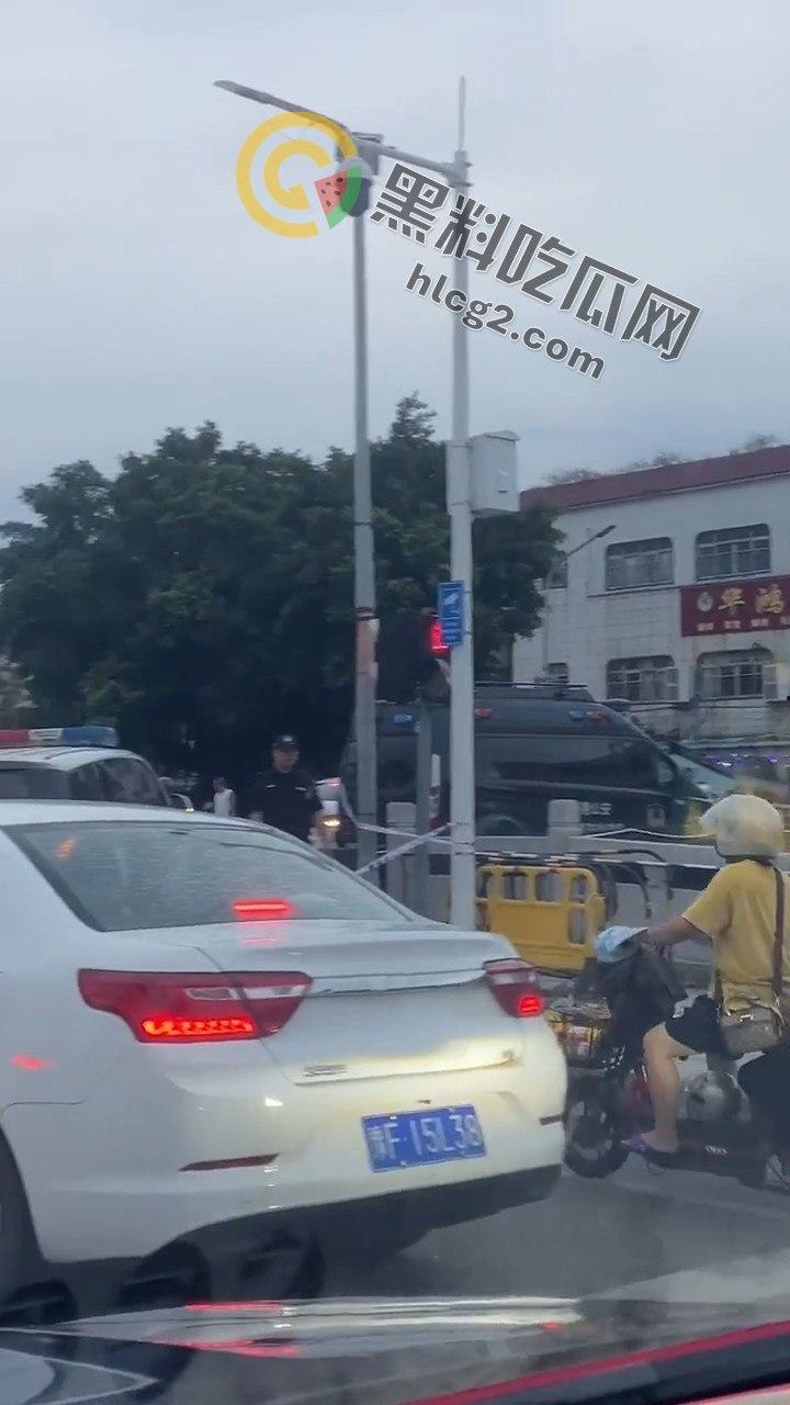 男子跳水原因成谜,岸上吃瓜群众围观看戏:事件背后隐藏着什么秘密?-6