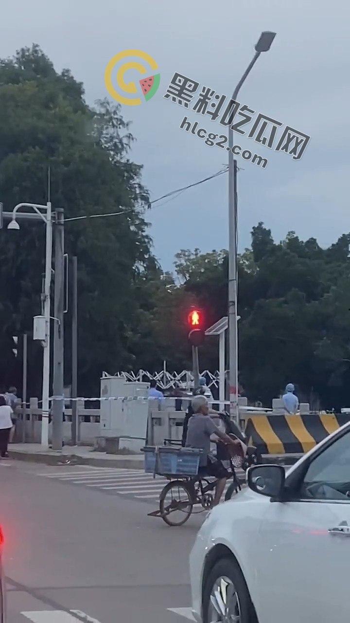 男子跳水原因成谜,岸上吃瓜群众围观看戏:事件背后隐藏着什么秘密?-8