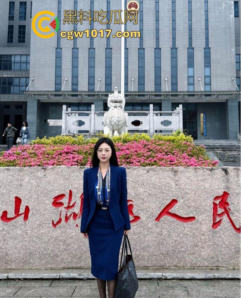 山东精英女律师【林彩虹】不雅视频流出,西装女御姐法院的铁娘子,无论你平时再猛,在大鸡巴面前还是乖乖被降伏!-3