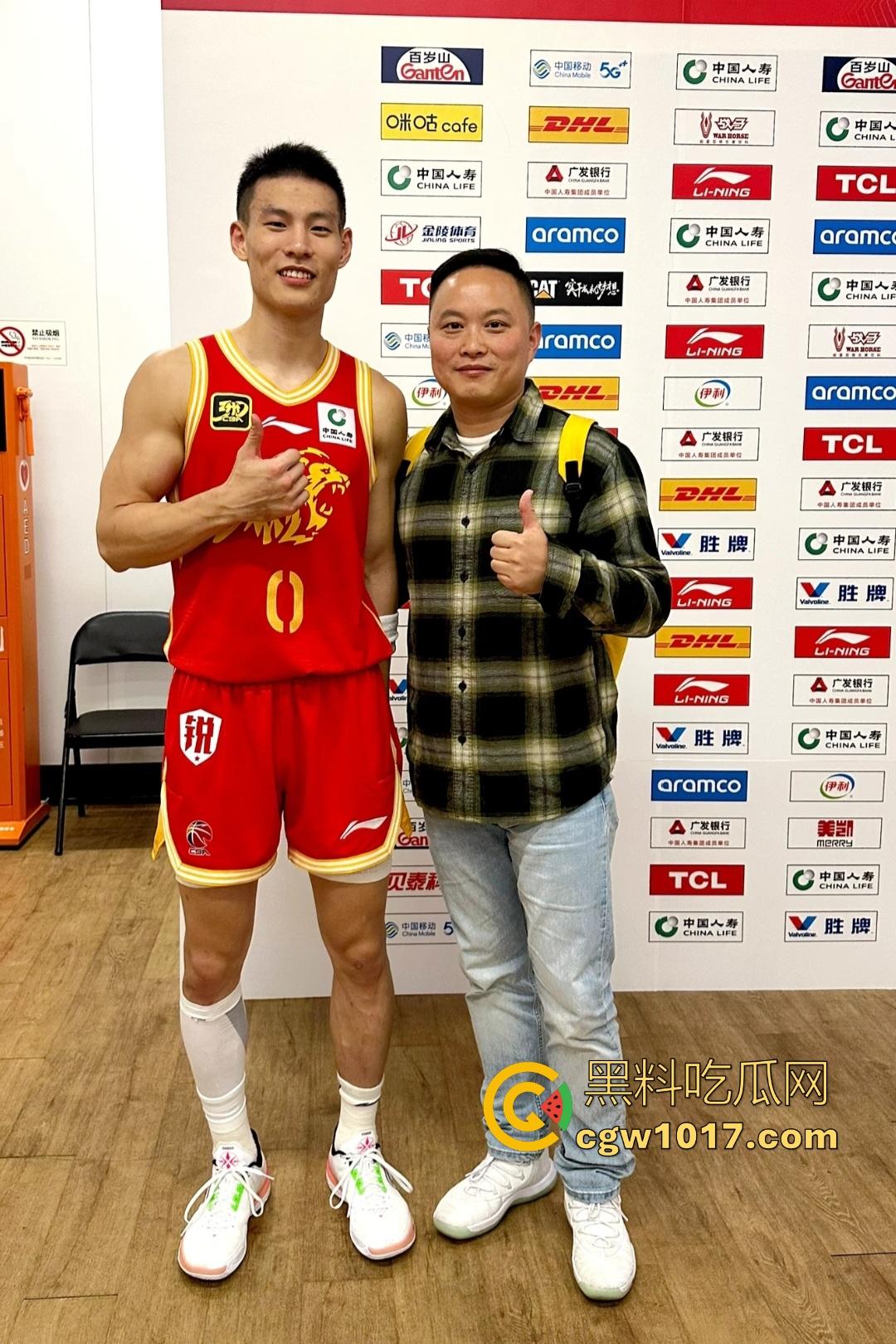 骚女们的福利来了!CBA猛男【林秉圣】更衣室全裸视频泄露!翘臀胸肌炸裂,鸡鸡小巧软绵绵,不妨碍女粉丝舔屏!-2