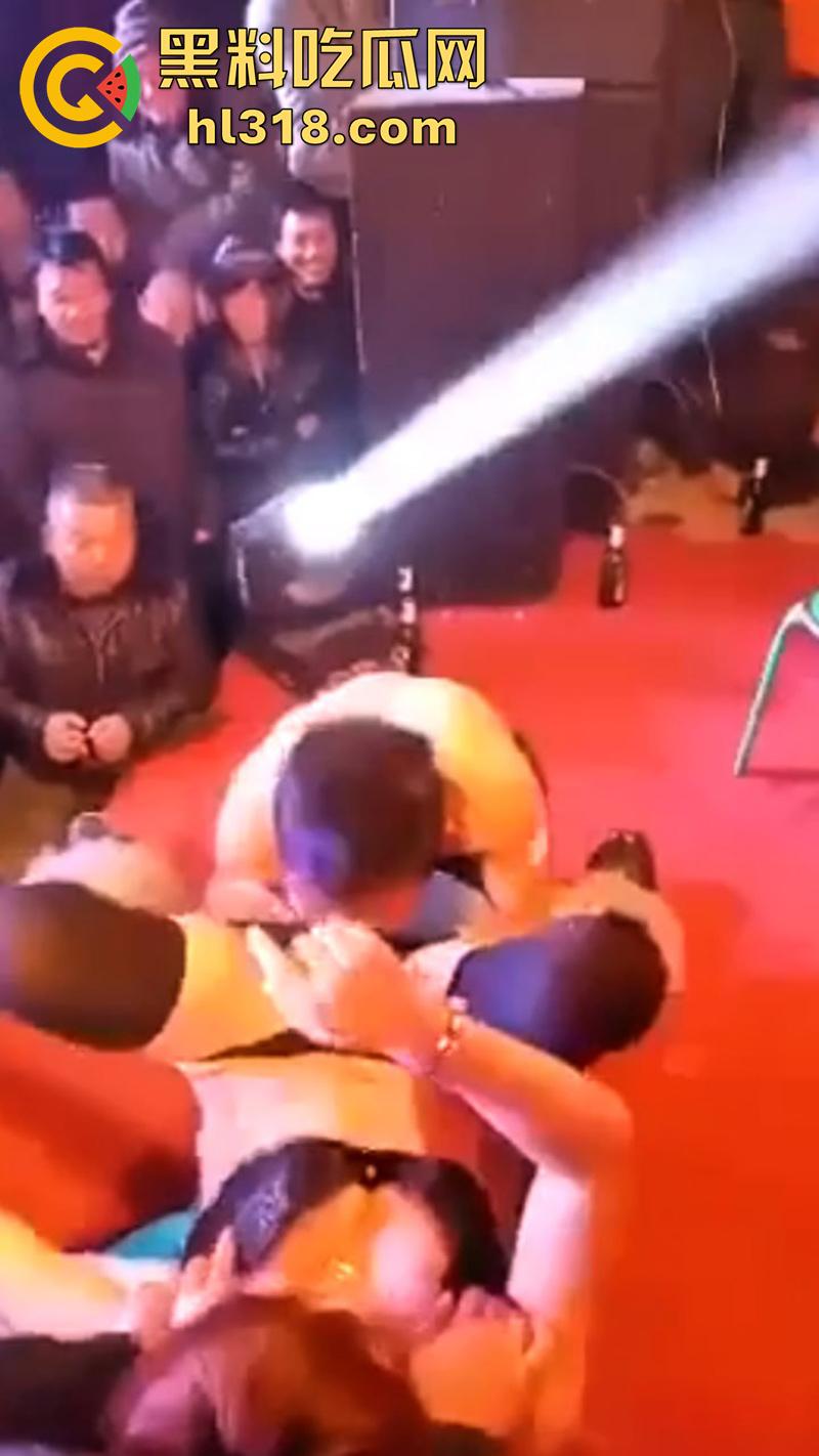 河南农村低俗成人表演,骚逼舞台上邀请观众,上台舔穴吃逼,旁边的大爷都兴奋坏了,看来是馋了啊!-1