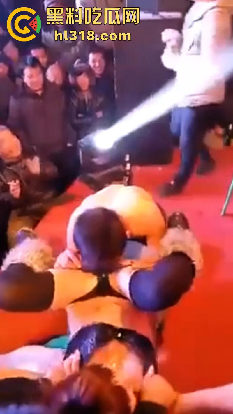 河南农村低俗成人表演,骚逼舞台上邀请观众,上台舔穴吃逼,旁边的大爷都兴奋坏了,看来是馋了啊!-3