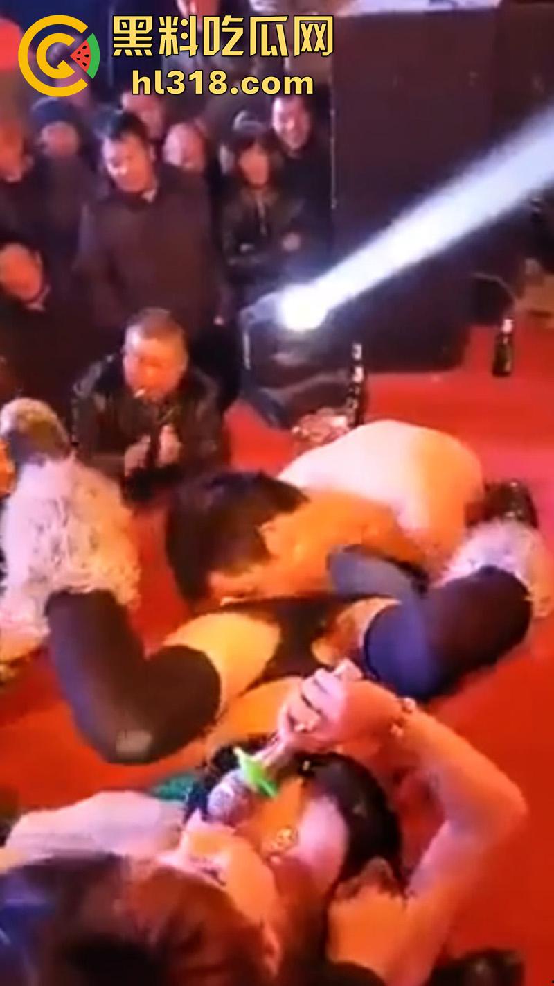 河南农村低俗成人表演,骚逼舞台上邀请观众,上台舔穴吃逼,旁边的大爷都兴奋坏了,看来是馋了啊!-4