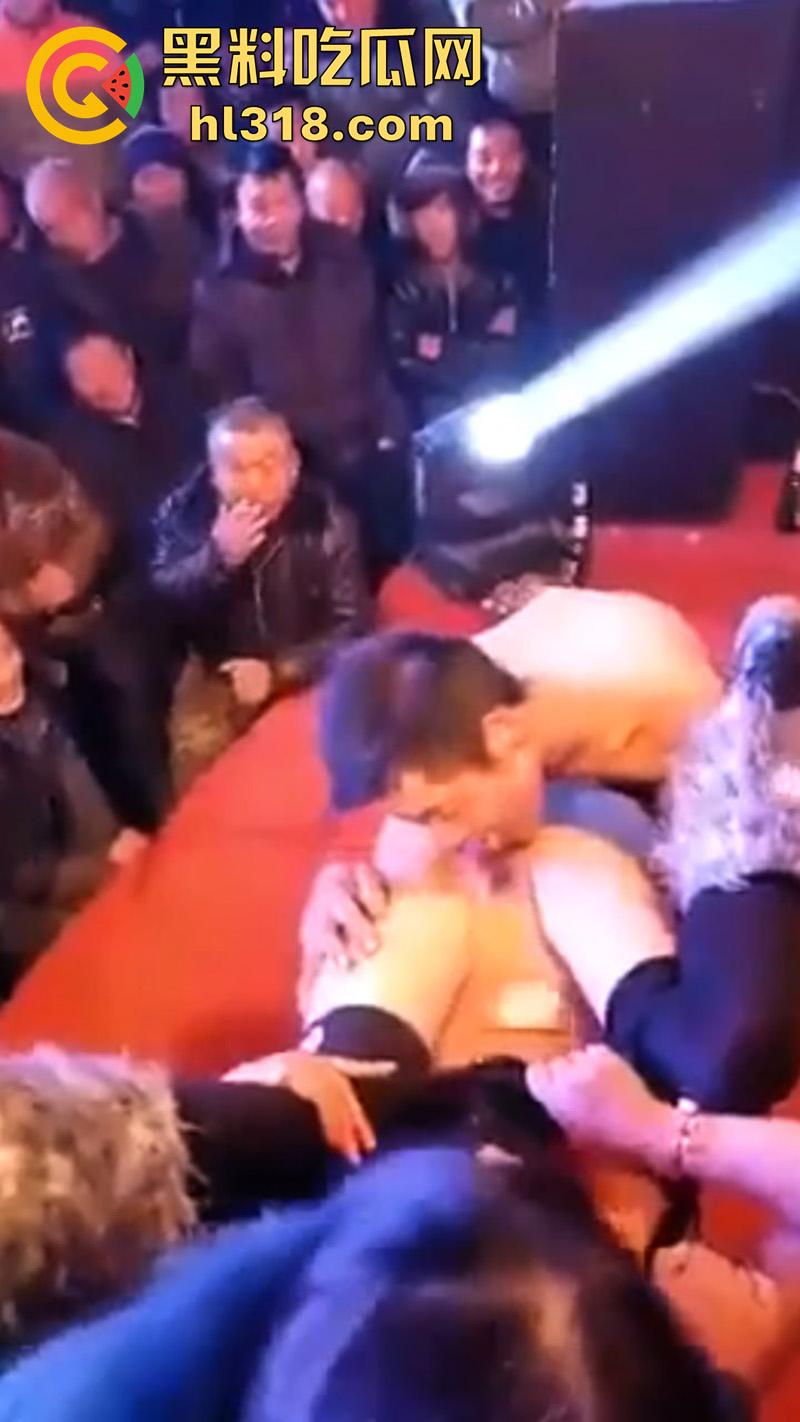 河南农村低俗成人表演,骚逼舞台上邀请观众,上台舔穴吃逼,旁边的大爷都兴奋坏了,看来是馋了啊!-6