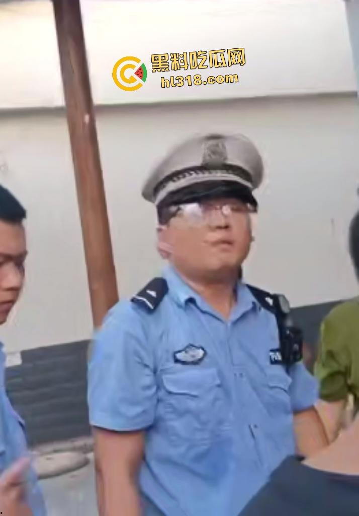 50岁男子因无证骑摩托被6名交警追家里,辣椒水警棍活活打死,家人直接在旁边盖头布烧香!-3