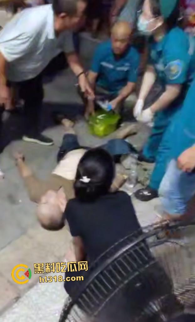 50岁男子因无证骑摩托被6名交警追家里,辣椒水警棍活活打死,家人直接在旁边盖头布烧香!-5