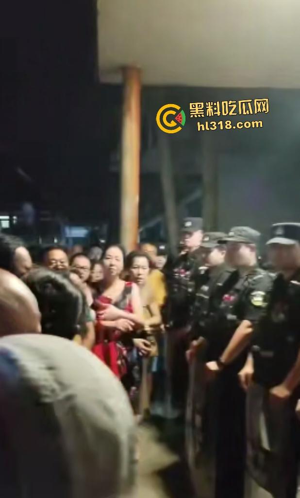 50岁男子因无证骑摩托被6名交警追家里,辣椒水警棍活活打死,家人直接在旁边盖头布烧香!-7