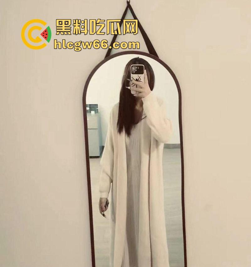 瓜友投稿!漫展认识的洛丽塔美女 身材性感颜值可爱 当天拿下带回家各种姿势爆操 无毛嫩穴超诱人-2