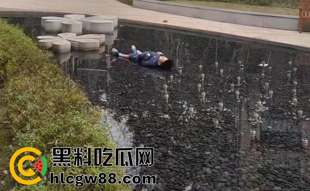 重庆渝北龙湖U城喷泉池变电击池,小孩戏水遭遇十万伏特狂电,现场惨叫连连,一死一伤家属哭晕!-8