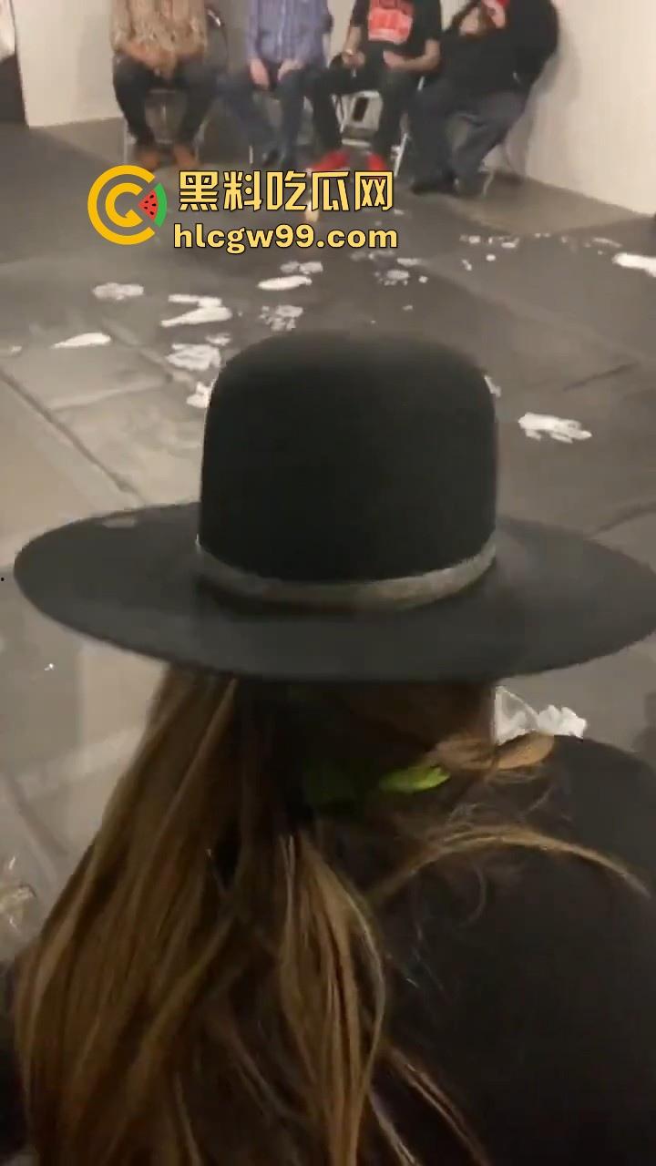 法国最新艺术？大屌洋人涂满白色颜料在纸上乱蹭，你别说屌真长，内容堪称炸裂。-8