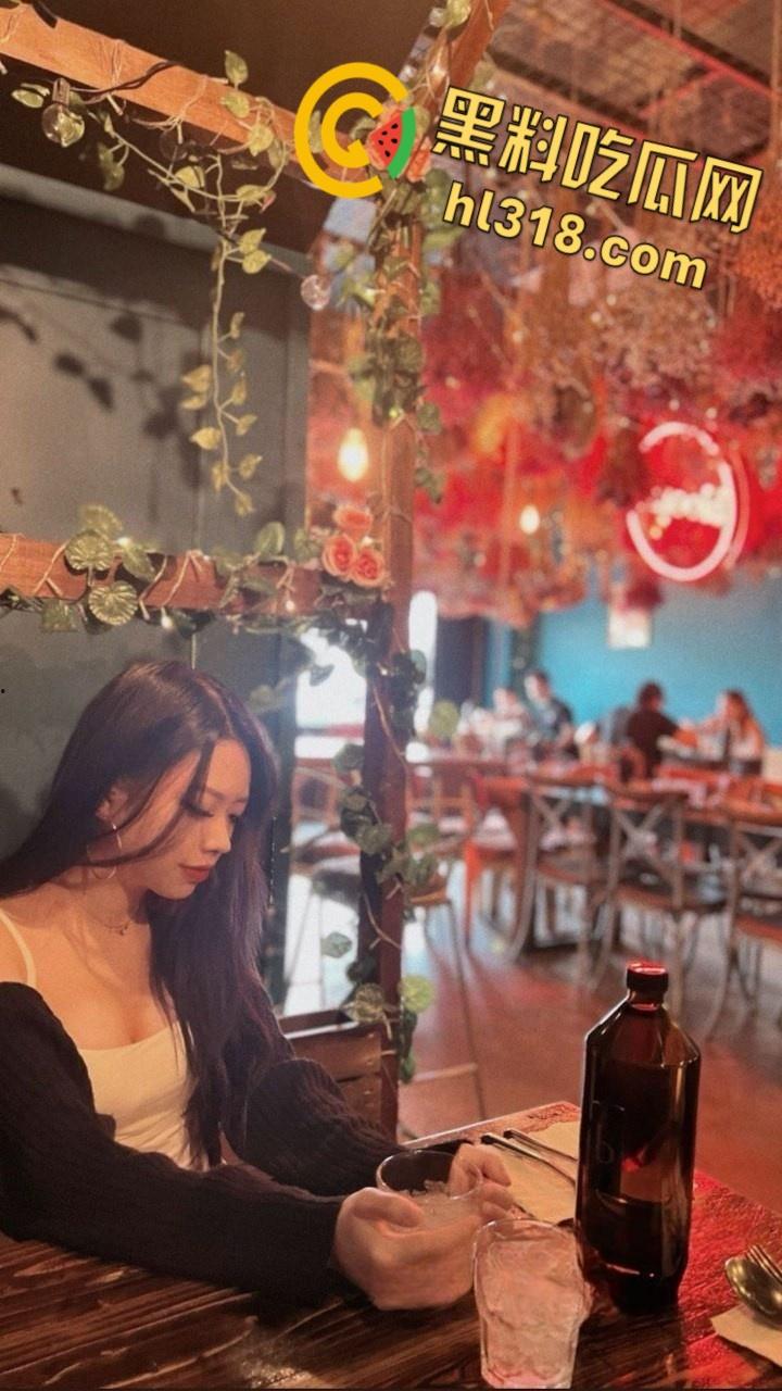 高颜值情侣露脸激情啪啪,女主跪在地上含情脉脉的吞吐,后入小骚穴娇喘连连,男友都要被榨干了 !-2