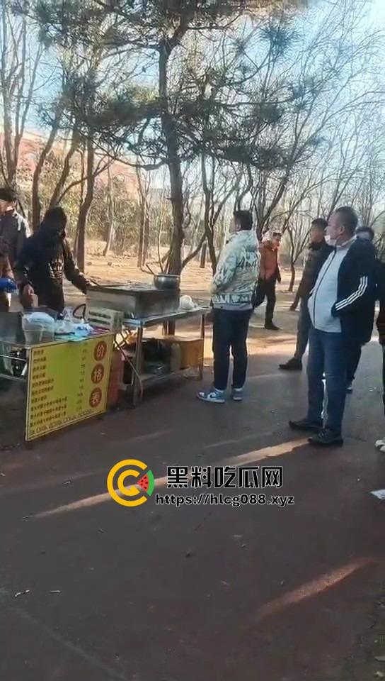 山东日照航海工程职业学院门口卖淀粉肠的摊主惨了!白衣男当街掀摊,城管还是社会哥?-1