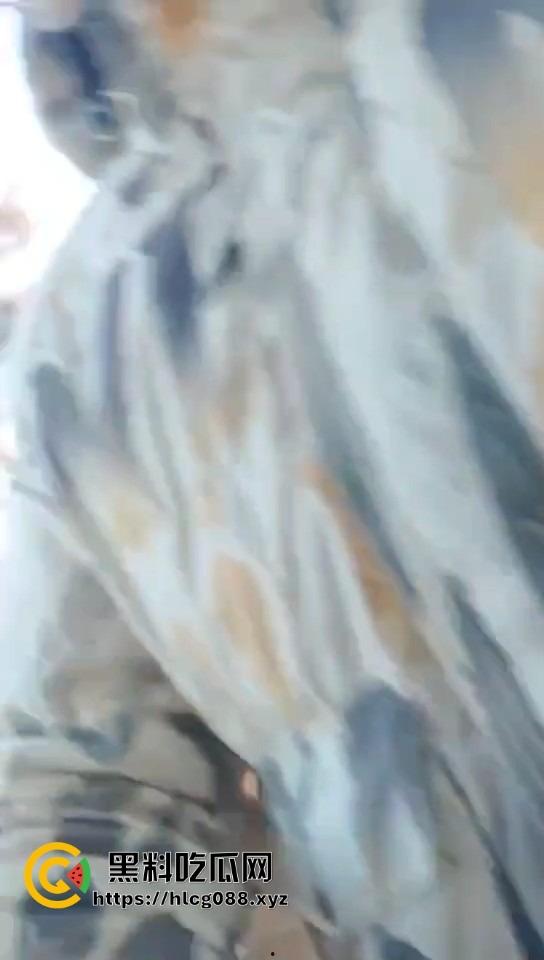 山东日照航海工程职业学院门口卖淀粉肠的摊主惨了!白衣男当街掀摊,城管还是社会哥?-3