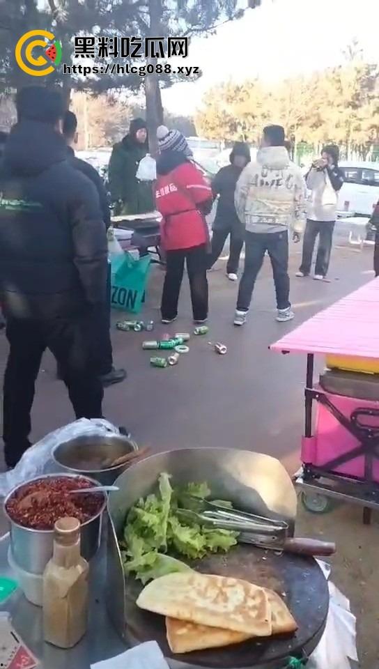 山东日照航海工程职业学院门口卖淀粉肠的摊主惨了!白衣男当街掀摊,城管还是社会哥?-6