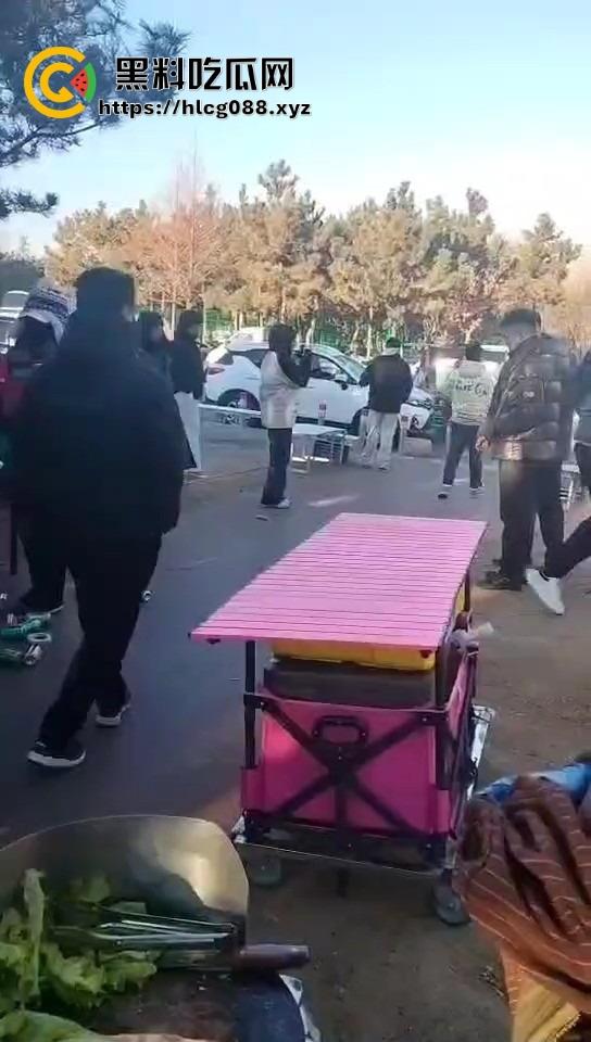 山东日照航海工程职业学院门口卖淀粉肠的摊主惨了!白衣男当街掀摊,城管还是社会哥?-9