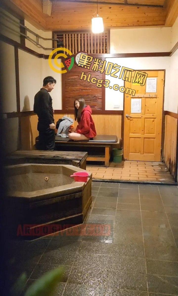 台湾私人温泉旅馆大尺度泄密!情侣洗澡疯狂打炮,俩大奶少妇在一旁调情摸奶!-4