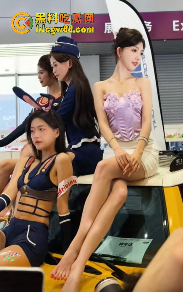 深圳车展还是深圳选妃大会?车模比拼谁穿得最少,逼毛走光、胸器乱晃哪个金主不心动?-10