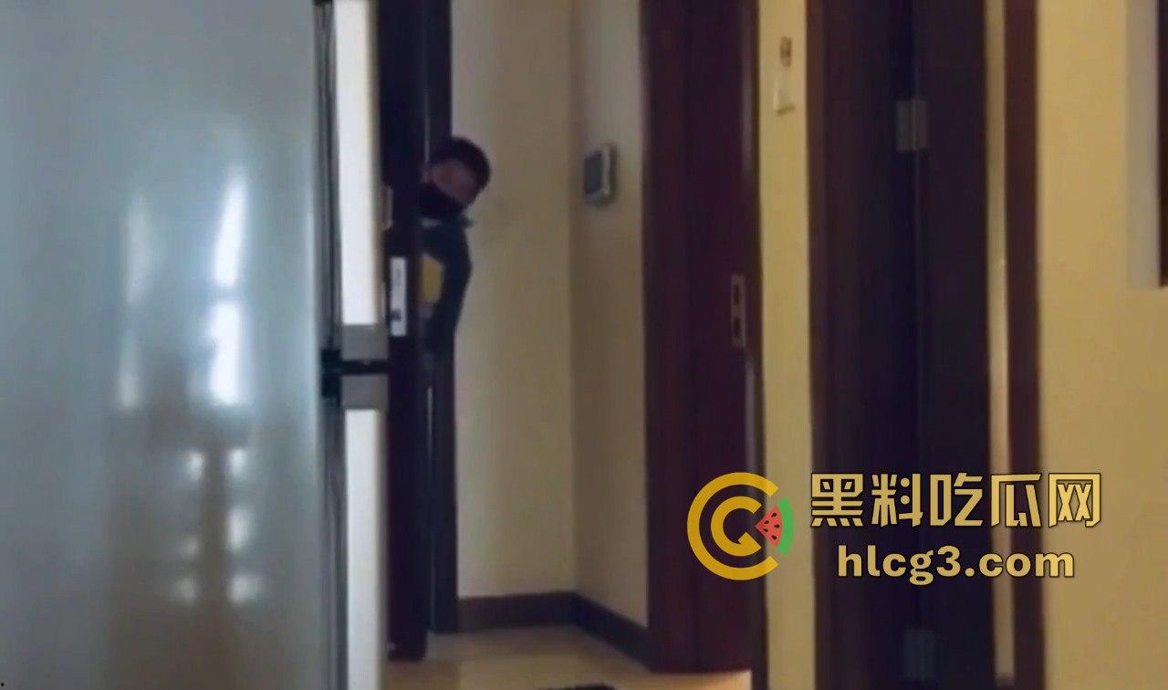 外卖小哥送餐被吃鸡!发情母狗强行诱惑,脱裤瞬间问‘有没有人’险酿仙人跳!-6