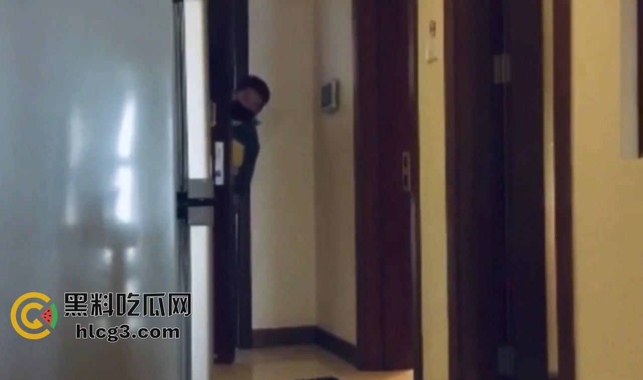 外卖小哥送餐被吃鸡!发情母狗强行诱惑,脱裤瞬间问‘有没有人’险酿仙人跳!-7