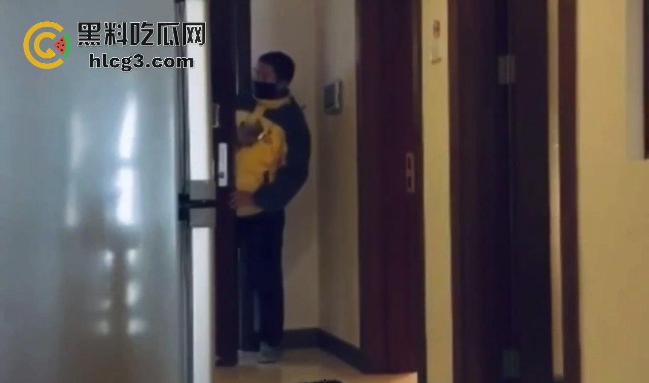 外卖小哥送餐被吃鸡!发情母狗强行诱惑,脱裤瞬间问‘有没有人’险酿仙人跳!-8