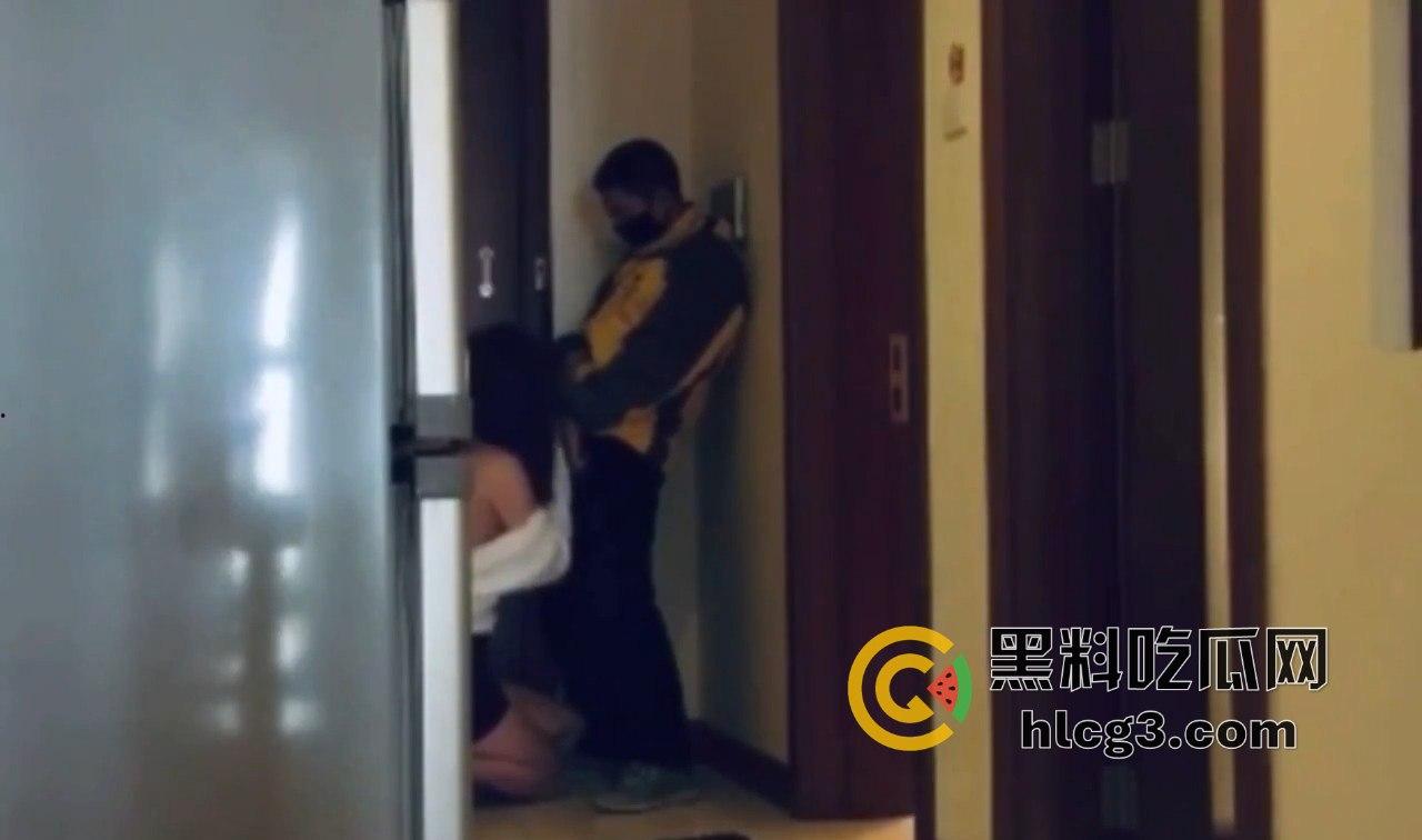 外卖小哥送餐被吃鸡!发情母狗强行诱惑,脱裤瞬间问‘有没有人’险酿仙人跳!-12