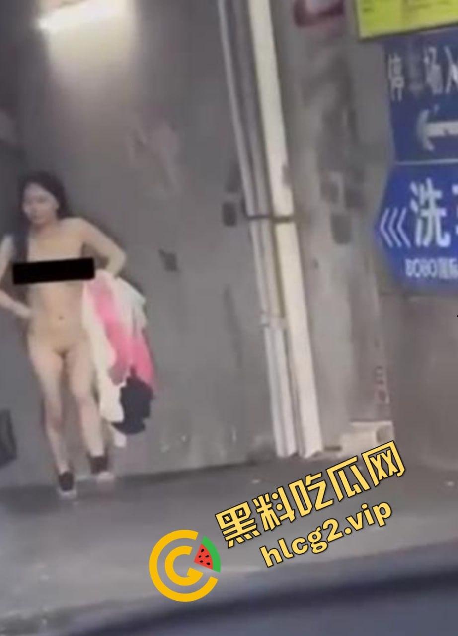 长沙解放西惊现全裸少妇!从地下停车场一丝不挂走上来!是主人的任务还是醉酒闹剧呢?-2