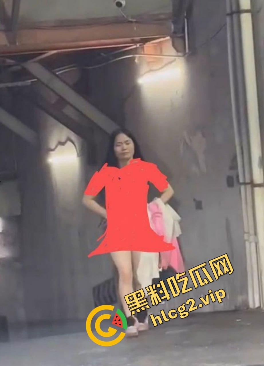 长沙解放西惊现全裸少妇!从地下停车场一丝不挂走上来!是主人的任务还是醉酒闹剧呢?-4